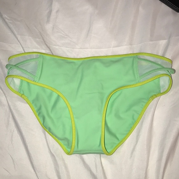 Lululemon Water: Surf to Sand Hipster - Picture 5 of 15